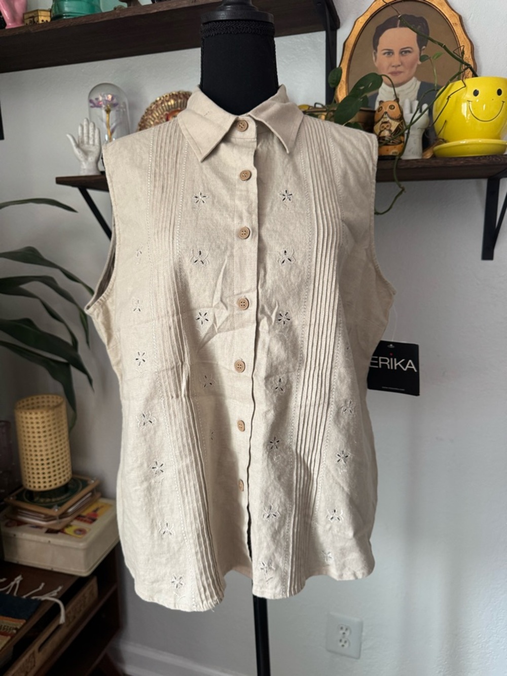 VTG. 90’s Deadstock Erika Cream Sleeveless Button-Front Embroidered Linen Shirt